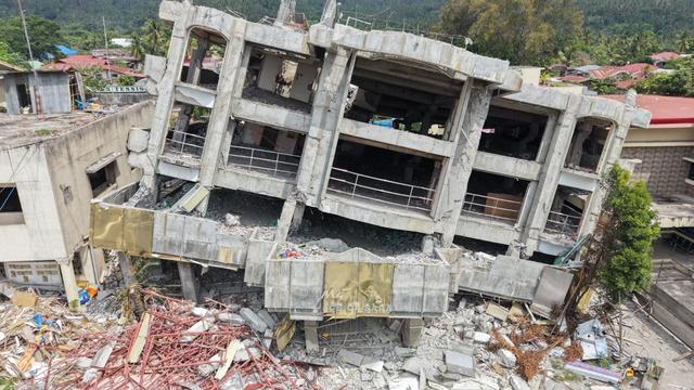 Rettungsarbeiten erschwert: Nach Beben auf Philippinen: Zahl der Toten steigt auf 61