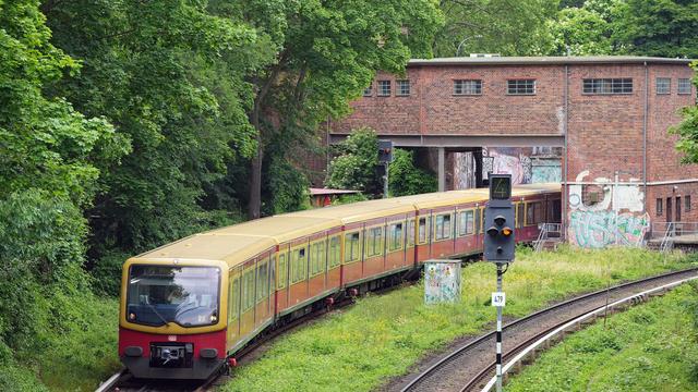 Wetter: S-Bahn-Verkehr nach Erkner wegen Blitzeinschlag unterbrochen