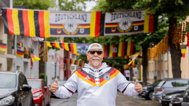 Rullichstraße in Essen: Flaggenmeer in Essen - WM-Party bei «Flaggen-Achim»