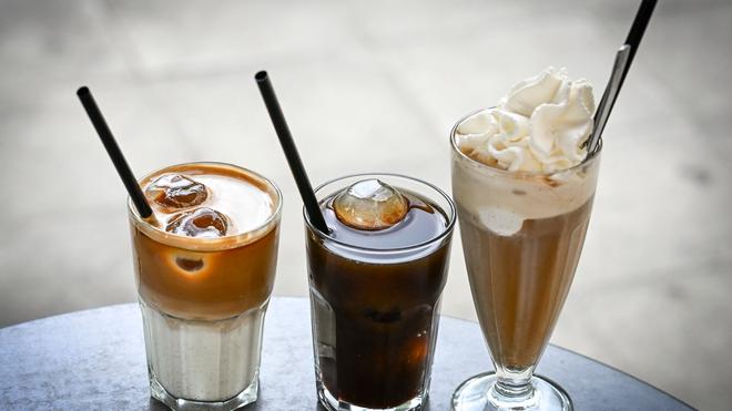 Von wegen kalter Kaffee: Kaffeekonzentrat kann man mit Milch oder Wasser verlängern und mit Eiswürfeln oder Sahne servieren - die Möglichkeiten sind vielfältig. (Archivbild)
