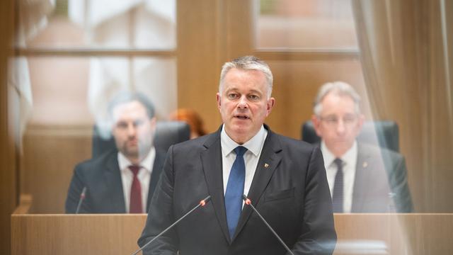 Regierungserklärung: Schnieder will Handynutzung in Schulen regeln