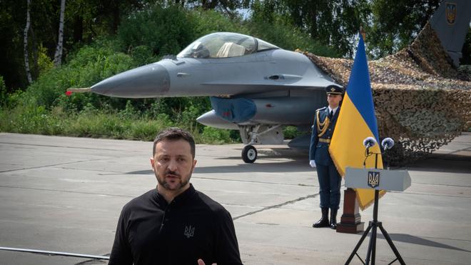Russischer Angriffskrieg: Die Ukraine hat zwar aus den USA F-16-Bomber - wie auf dem Bild zu sehen - erhalten, nutzt aber weiterhin auch sowjetische Kampfbomber wie die Su-24 zur Abwehr russischer Attacken. (Symbolbild/Archiv)