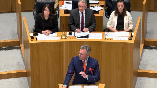 Landtag: Stunde der Opposition - neue Regierung muss einstecken