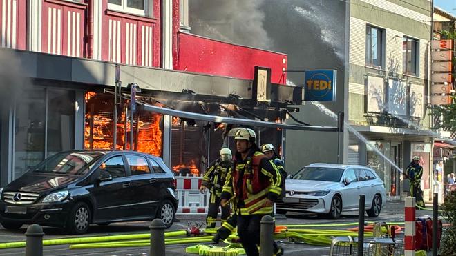 Großeinsatz: In Bochum brennt eine Filiale einer Discounterkette.