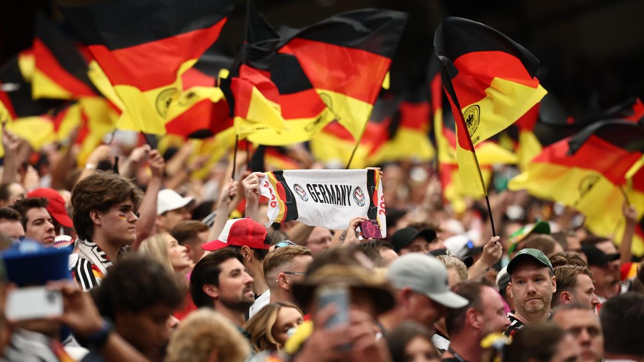 Beim DFB-Auftaktspiel: Für Hitler-KI-Bild missbraucht: Betroffener Fan fassungslos