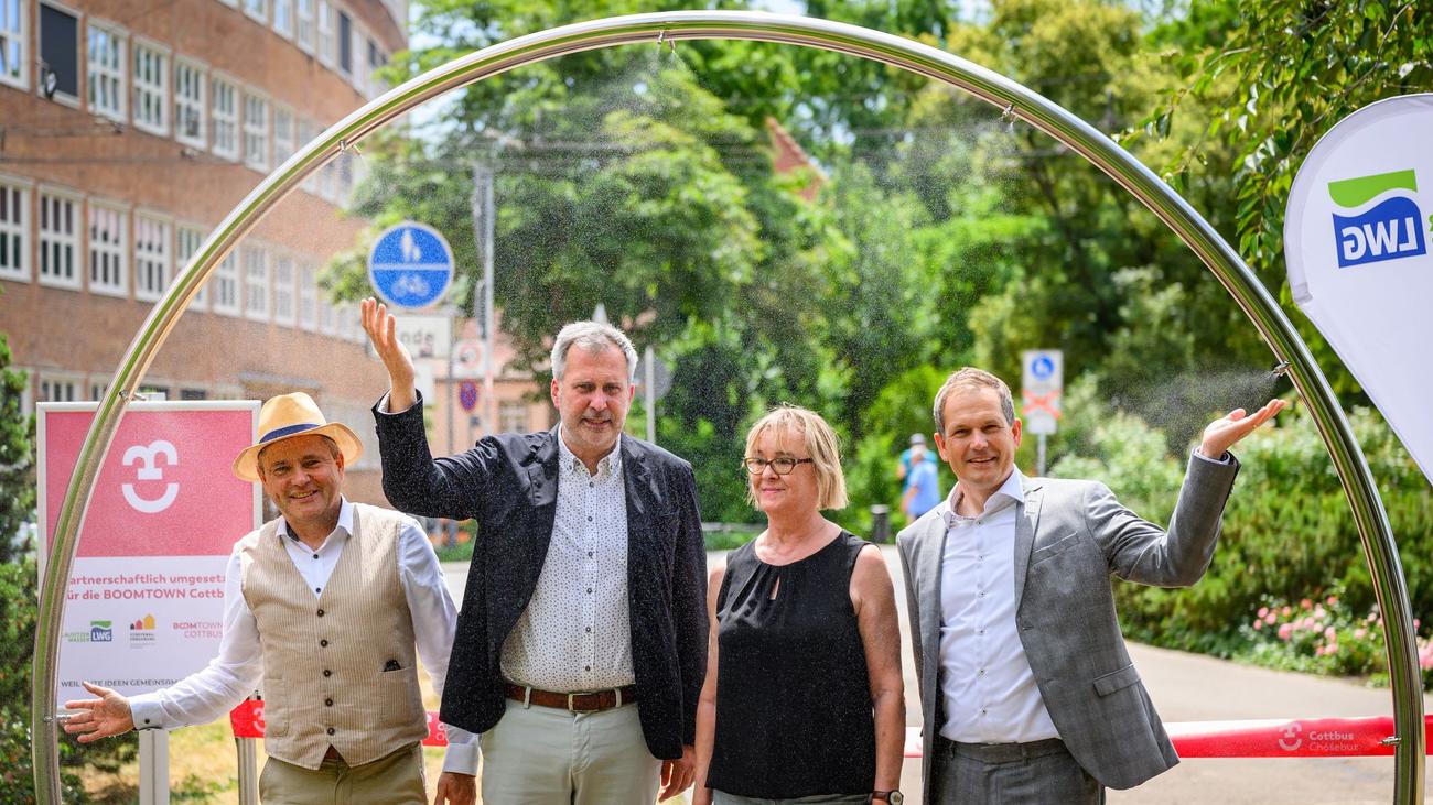 Hohe Temperaturen: Gegen die Hitze: Cottbus nimmt Wassernebeltor in Betrieb