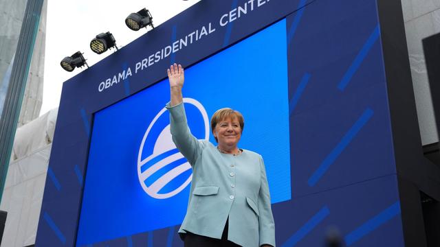 Präsidenten: Merkel überraschend bei Einweihung von Obama-Museum