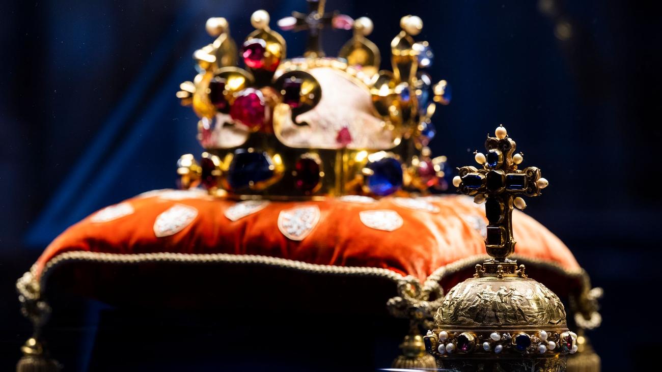 Touristenattraktion: Prager Burg stellt Böhmische Kronjuwelen aus