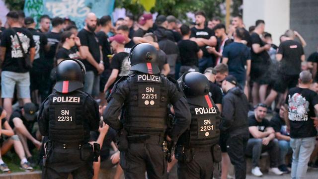 Fußballfans: Sicherheit im Stadion: Vorstoß für personalisierte Tickets