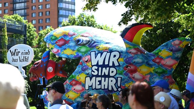 Bild: Kundgebung gegen Rechts: Tausende Unterschriften für AfD-Verbot an Wüst überreicht