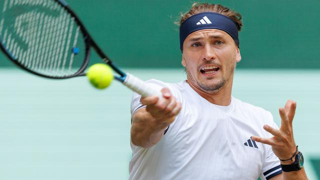 Rasentennis in Halle: Zverev gewinnt deutsches Duell und steht im Viertelfinale