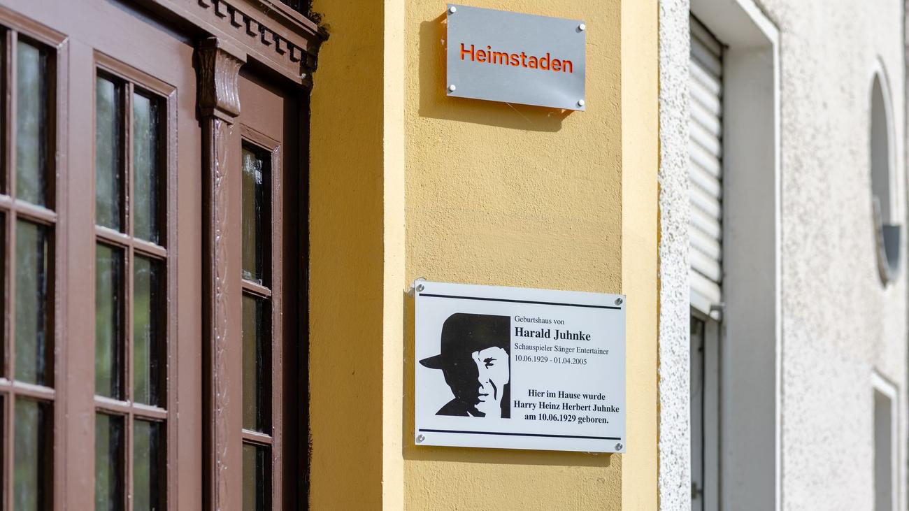 Erinnerung an Star: Gedenktafel am Harald-Juhnke-Haus nach Zerstörung erneuert