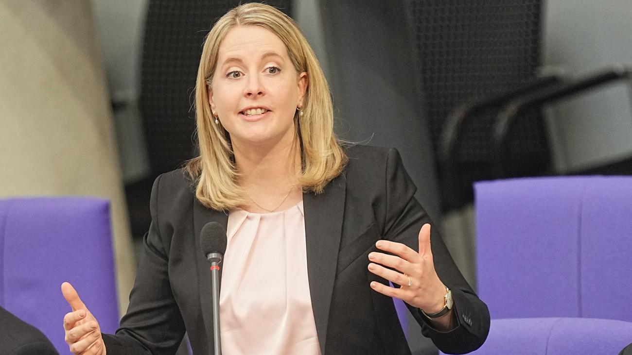Neuer Aktionsplan: Hubertz will Baukosten senken: Anträge ab 2028 nur digital