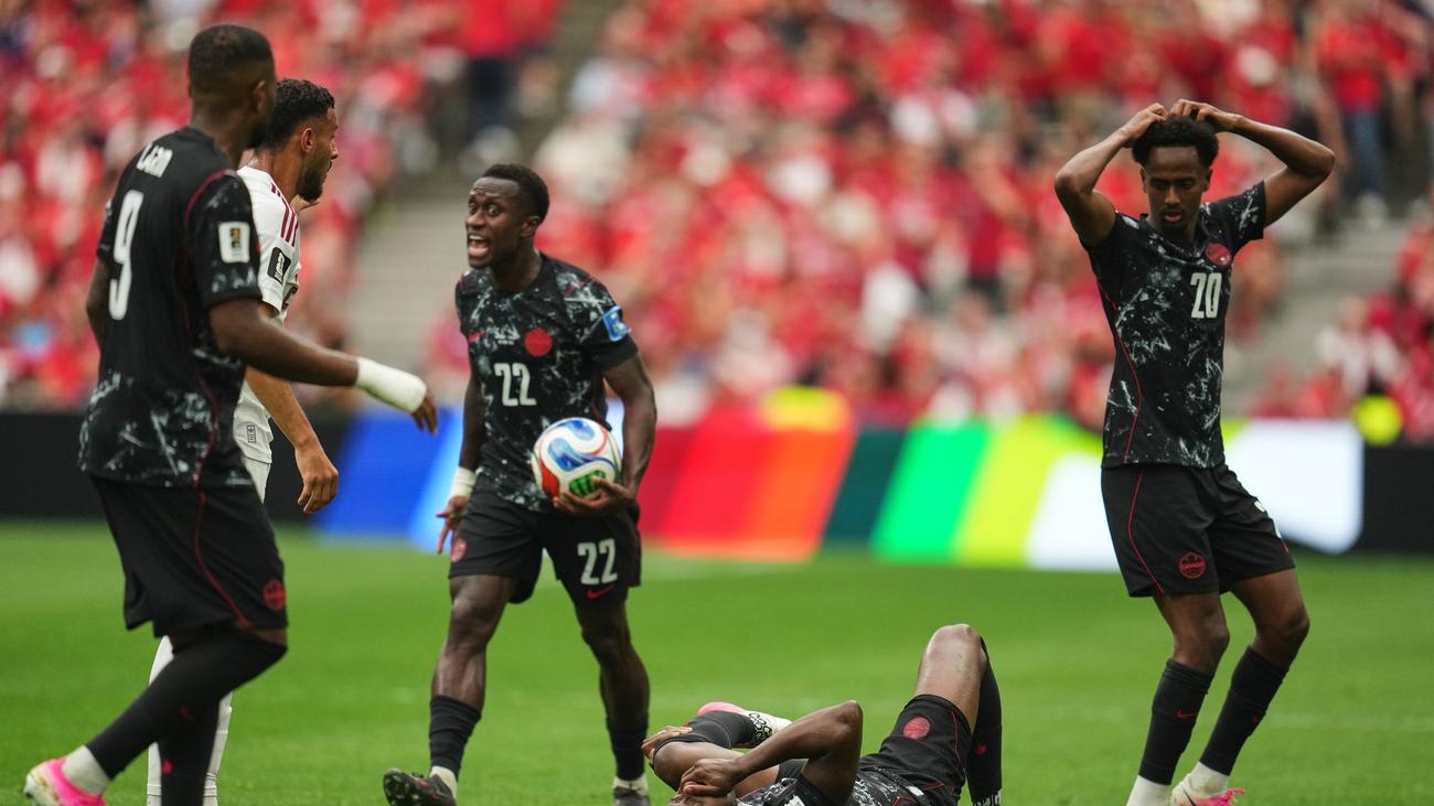 Rote Karte für Katar: Schockszene bei Kanada-Spiel: Koné mit Trage vom Platz