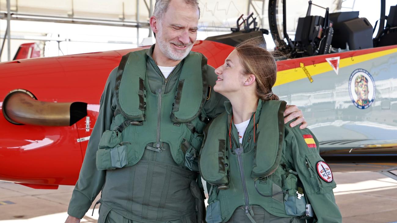 Thronfolgerin beim Militär: Spaniens König und Thronfolgerin auf gemeinsamem Übungsflug