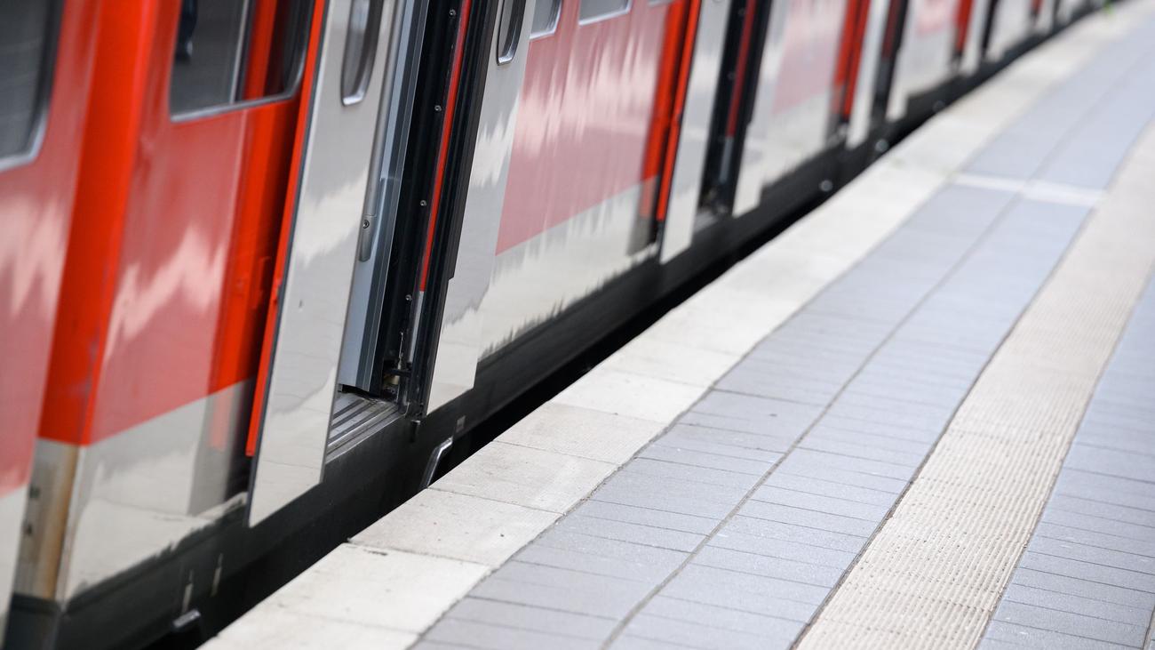 Polizei: Verdächtiger Gegenstand in S-Bahn in Hamburg gefunden