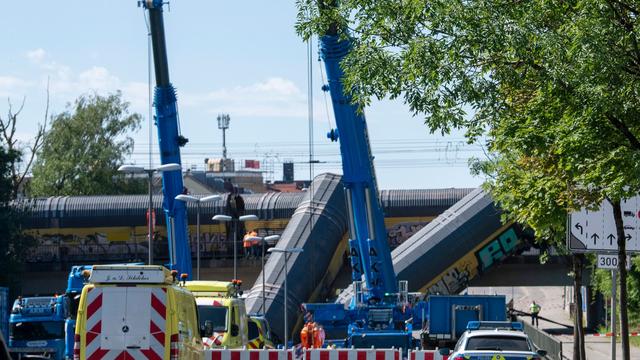 Heavy-lift cranes arrive for recovery of derailed wagons in Munich
