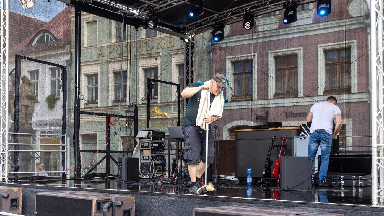 Fest in Cottbus: Bühnenprogramm bei Stadtfest wegen Gewitter unterbrochen