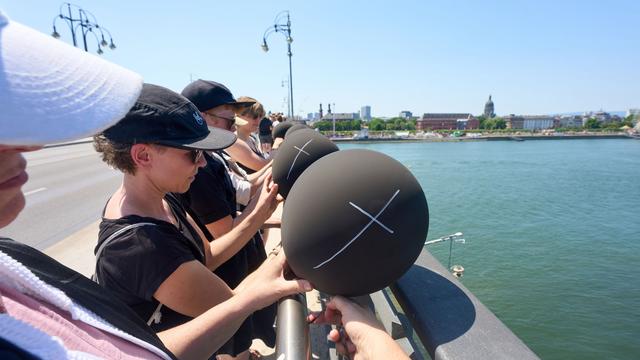 Psychotherapie und Kosten: Demo mit schwarzen Ballons für 861 junge Menschen