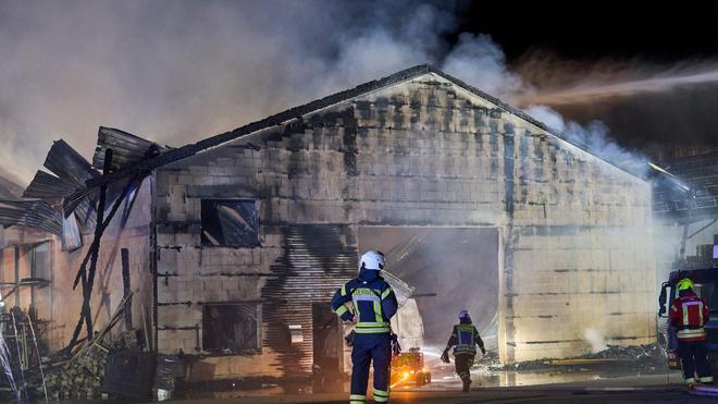 Kreis Ahrweiler: Feuerwehrleute versuchen die Flammen zu löschen. (Symbolbild)