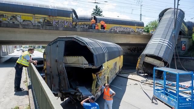 Notfälle: Güterzug stürzt in München von Brücke