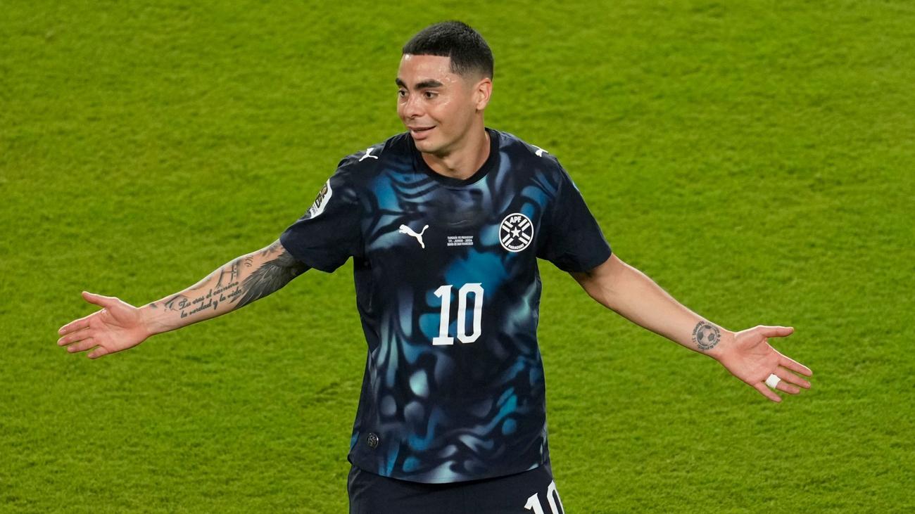 Fußball-WM: Hand vor dem Mund: Paraguays Almirón sieht Rote Karte