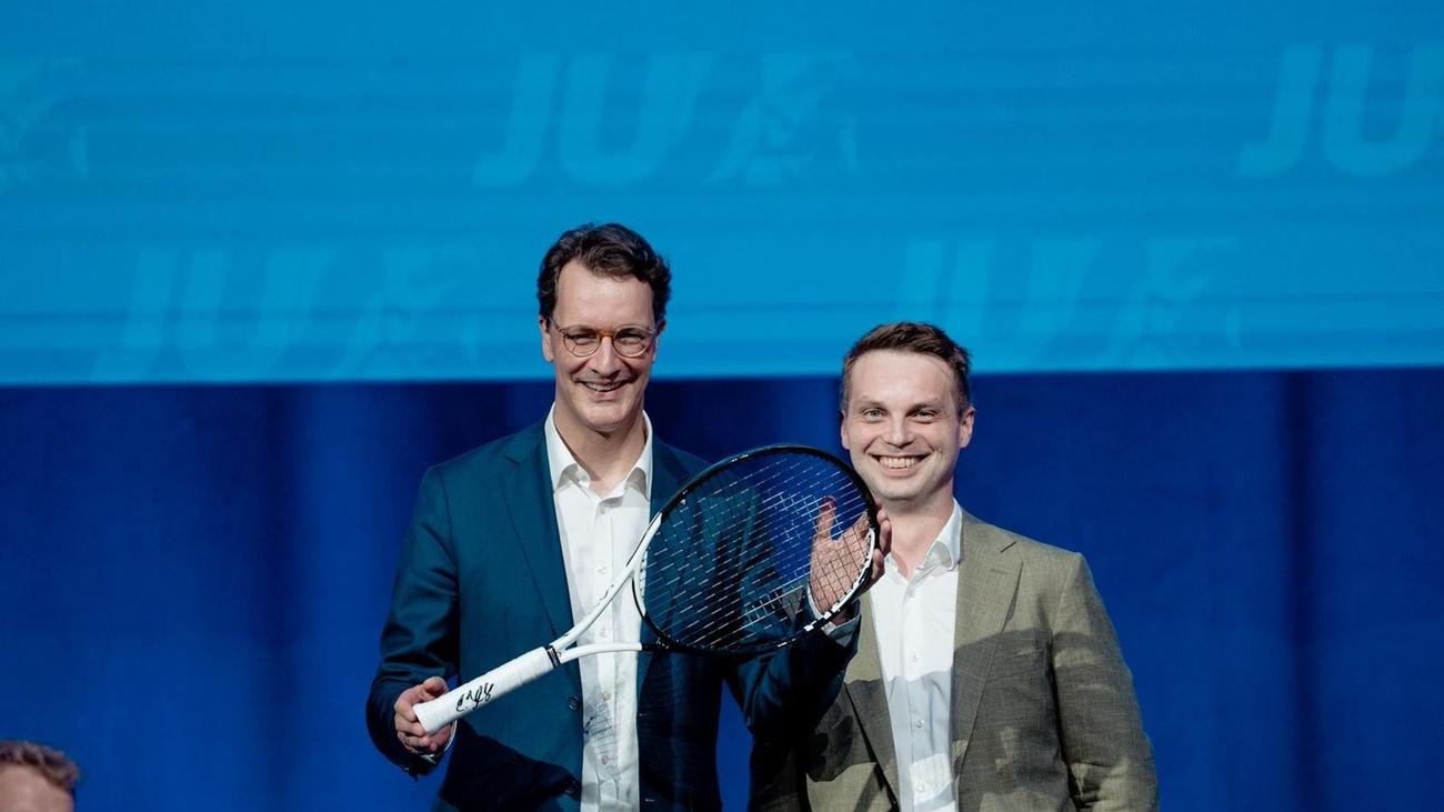 Besonderes Gastgeschenk: JU-Gipfel in Gütersloh – Zverev-Schläger für Wüst
