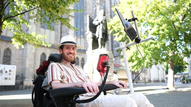 Unheilbar krank: Nicht sprechen, laufen, essen - aber verliebt ins Leben