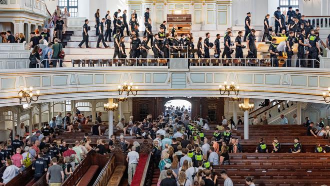Evakuierung: In der Kirche gab es eine Evakuierungsübung, an der auch Polizeischüler als Statisten teilnahmen.