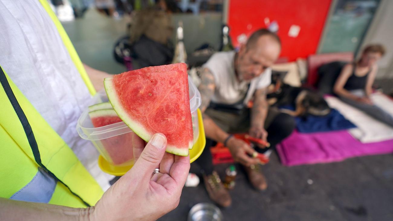 Wohnungslosen einfach helfen: Wasser, Schatten, 112 – Obdachlose bei Hitze unterstützen