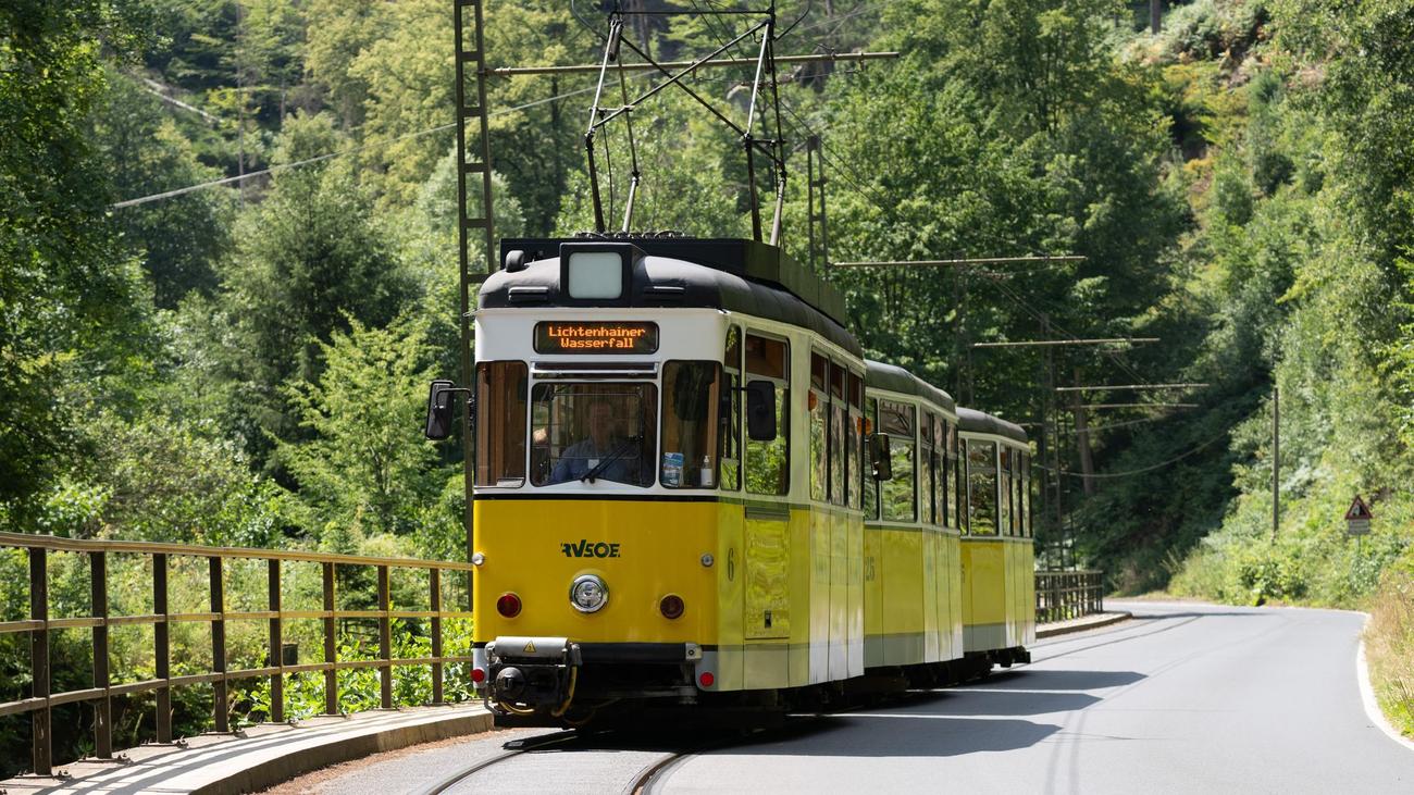 Unfälle: Auto kollidiert mit historischer Kirnitzschtalbahn