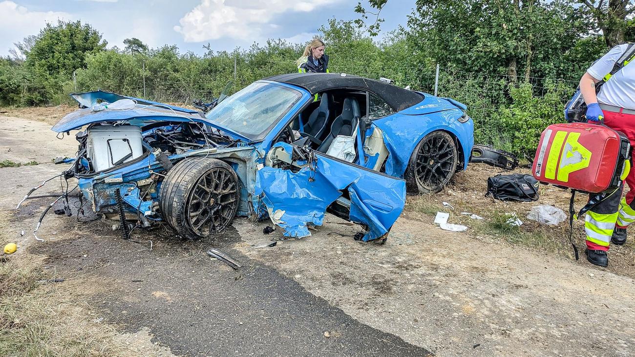 Autobahn: Auto kommt von A7 ab – zwei Menschen schwer verletzt