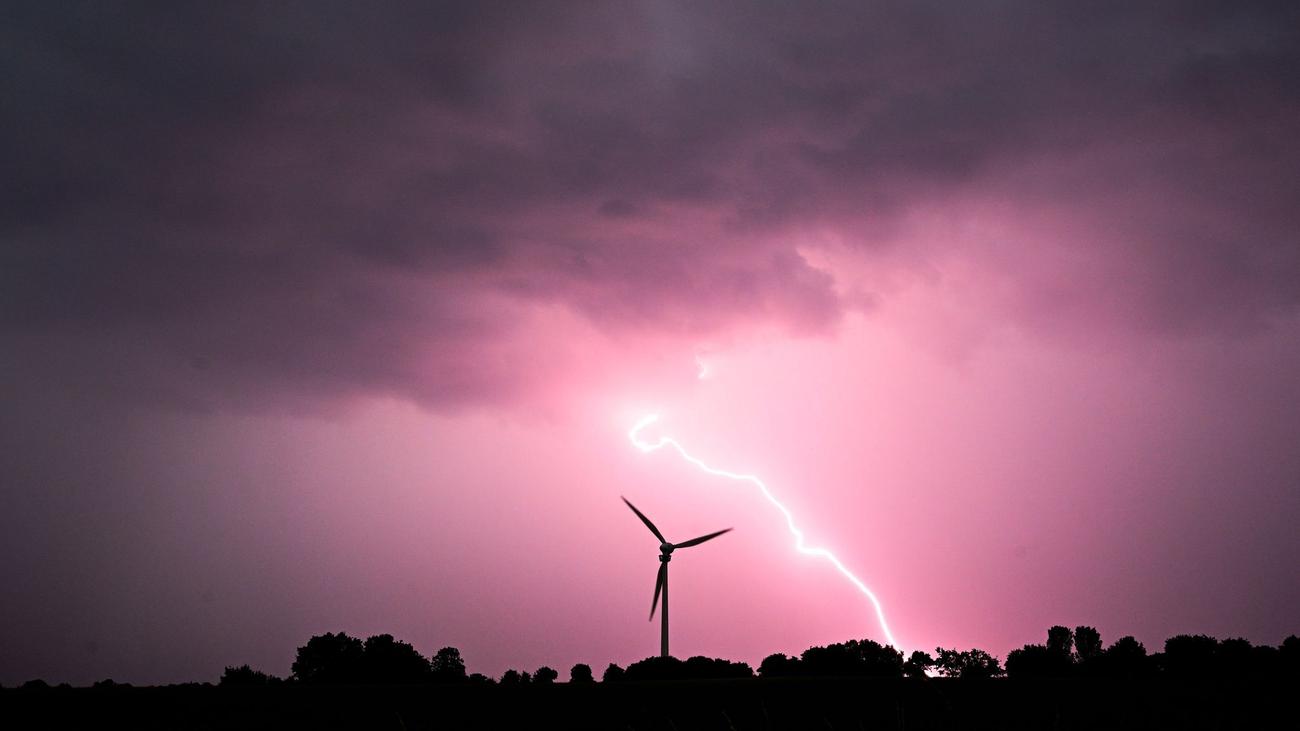 Unwetter: Blitz sprengt Baum – Trümmer beschädigen Häuser