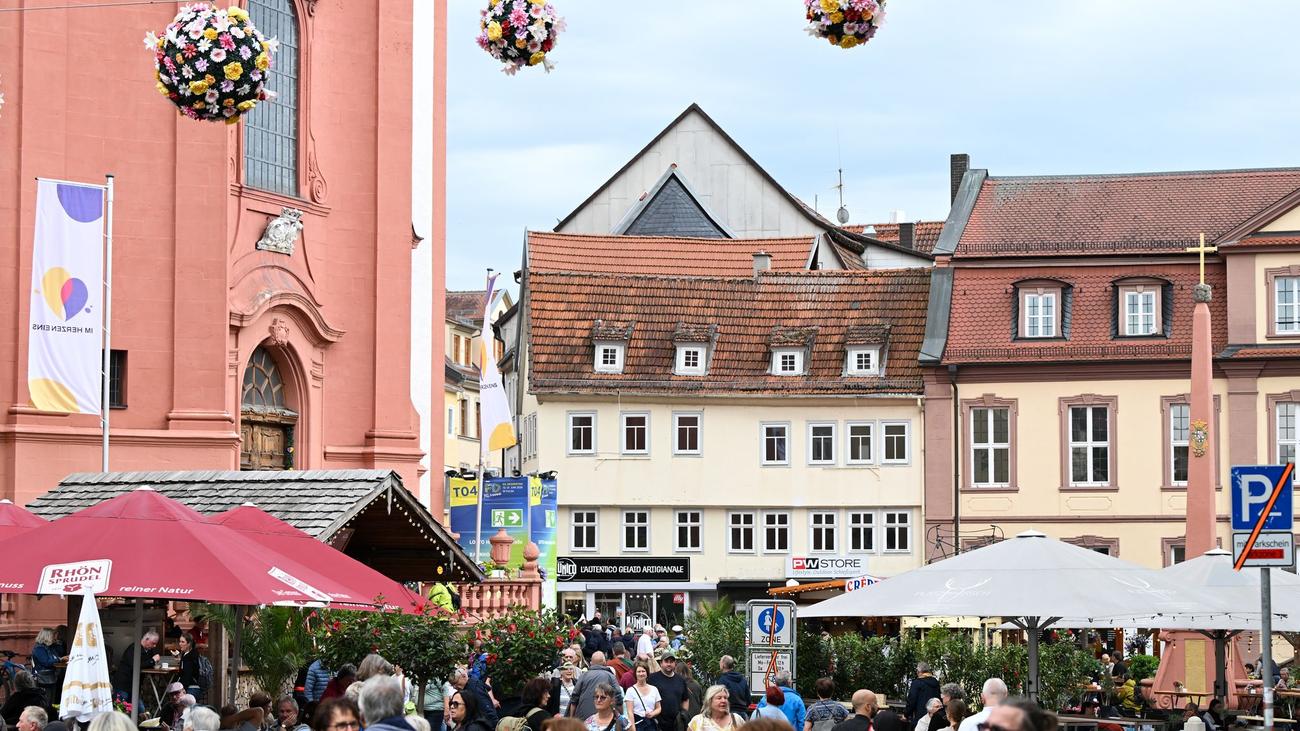 Landesfest: Bunter Festumzug beschließt Hessentag in Fulda