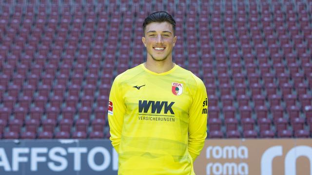 Fußball-Bundesliga: FC Augsburg verlängert mit Torwarttalent - und verleiht es