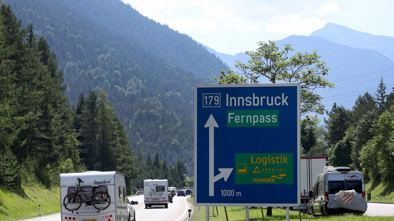 Stau auf Nord-Süd-Verbindung: Fernpass-Demo legt Urlaubsroute lahm: Was erwartet Reisende?