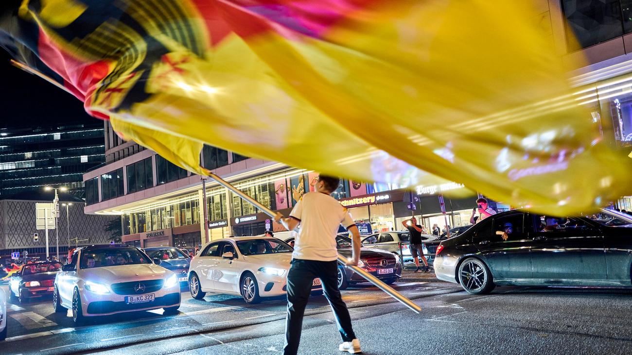 WM: Fußball-Fans feiern Sieg der Nationalelf am Kurfürstendamm