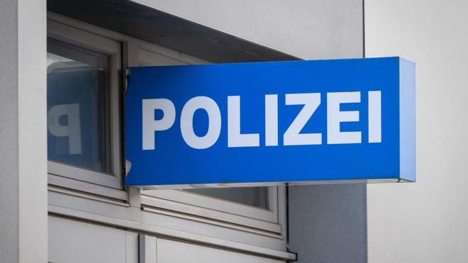 Kriminalität: Der entwichene Straftäter stellte sich mit seinem Anwalt bei der Polizei. (Symbolbild)