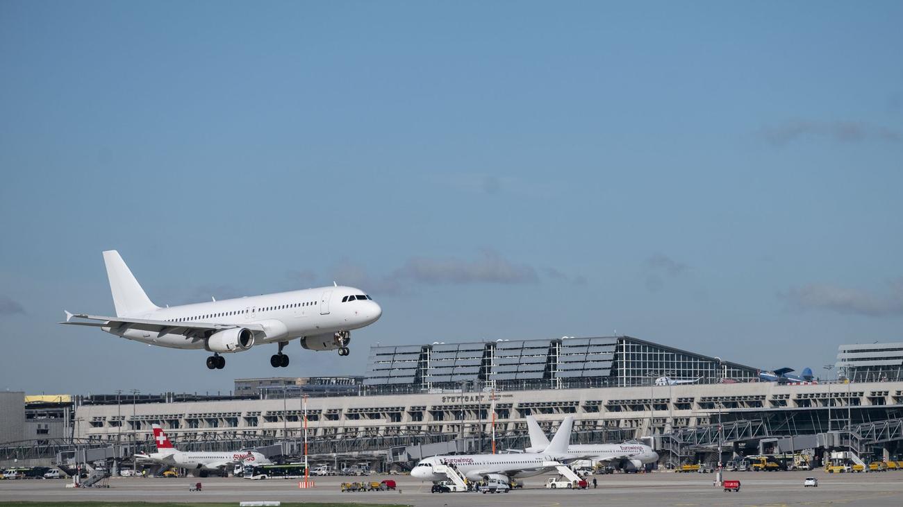 Flugbetrieb unterbrochen: Mann ohne Ticket legt Flughafen Stuttgart lahm