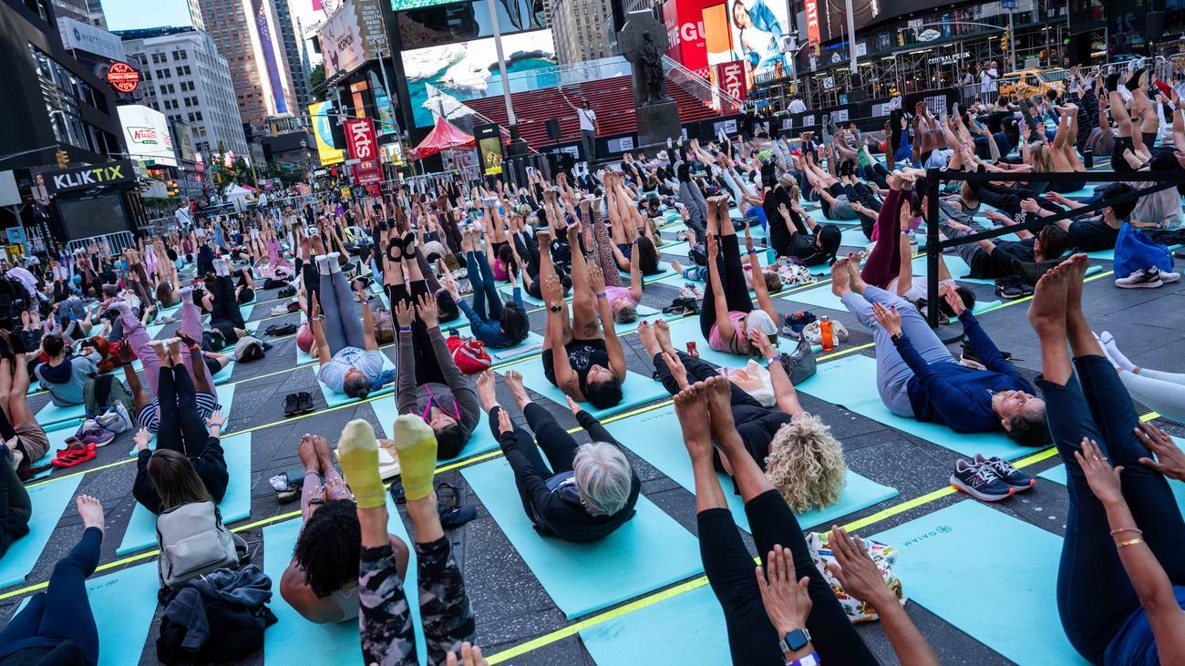 New York: Mattenmeer in Manhattan - Yogafans übernehmen Times Square