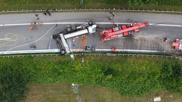Unfälle: Milchtanklaster kippt auf Autobahn bei Tötensen um