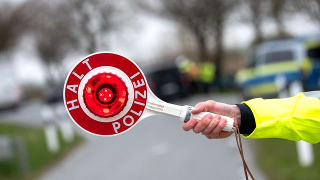 Sieben Kinder im Wagen: Mit 14 Menschen: Polizei stoppt völlig überladenes Auto
