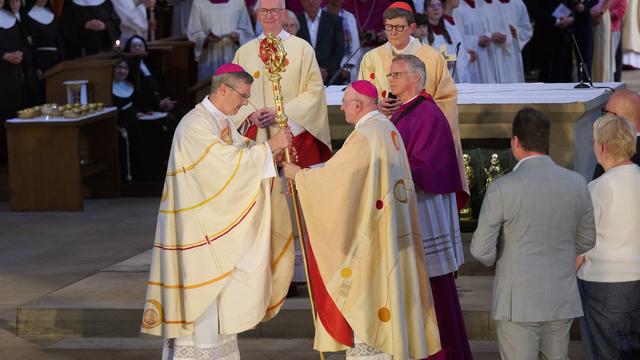 Katholische Kirche: Neuer Bischof von Münster feierlich ins Amt eingeführt