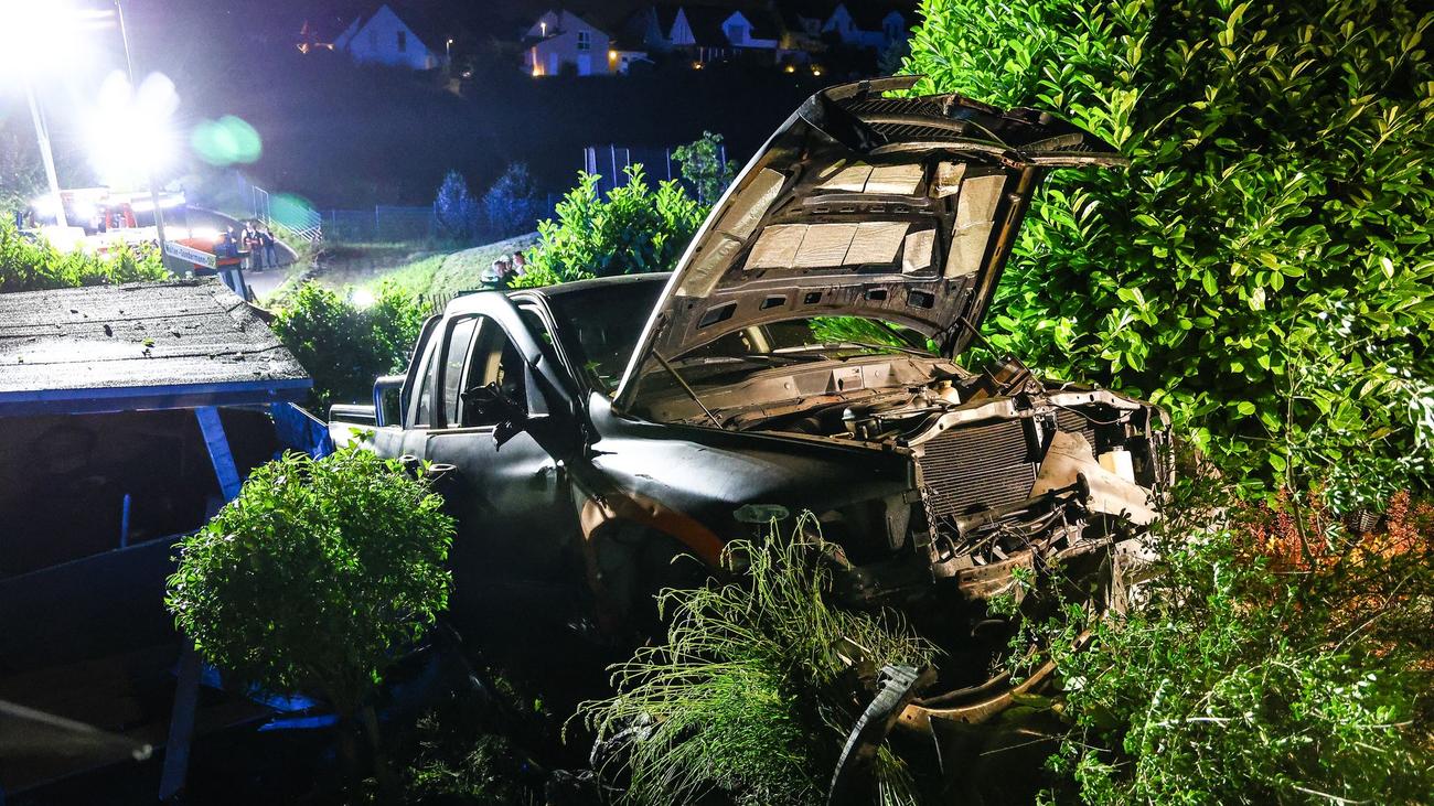 Unfälle: Wagen fährt gegen Hauswand - acht Verletzte