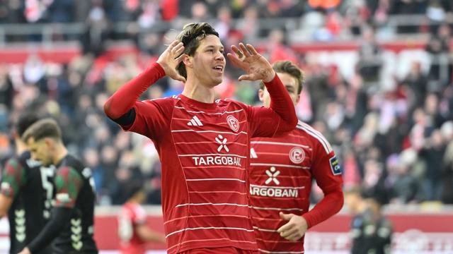 Werder Bremen signs Swiss World Cup forward Cedric Itten