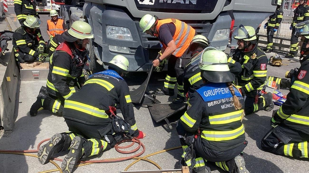 Mehrere Meter mitgezogen: 80-jährige Radfahrerin stößt mit Laster zusammen