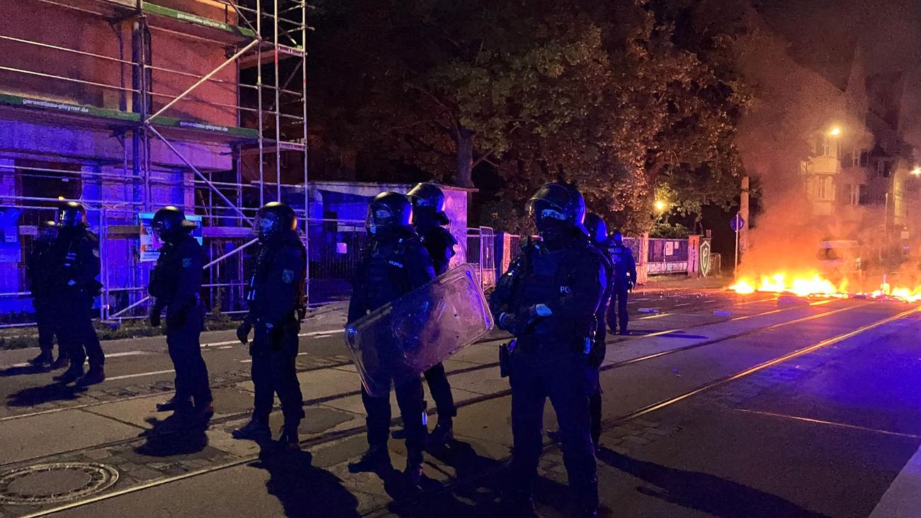 Polizeiposten attackiert: Barrikaden und Steinwürfe nach Festival in Leipzig-Connewitz