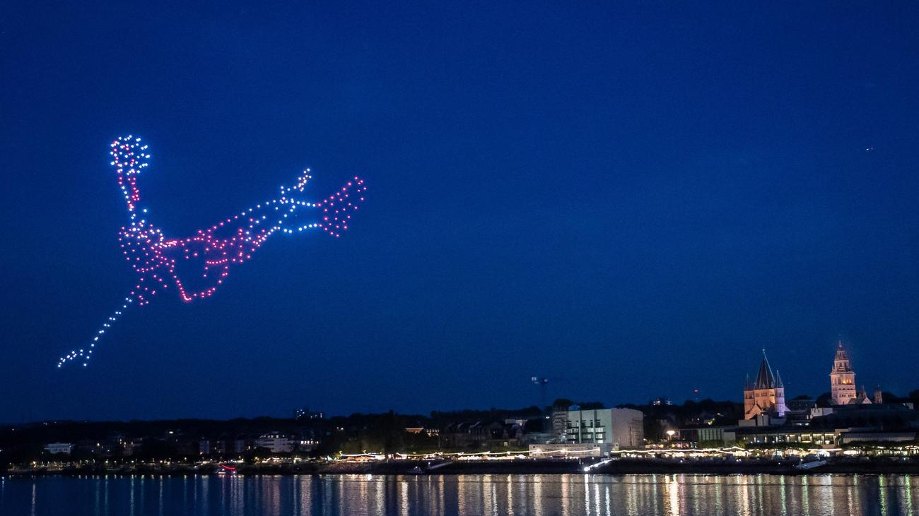 Feste und Lichtshow: Fußball-WM im Zentrum von Mainzer Drohnen-Licht-Show