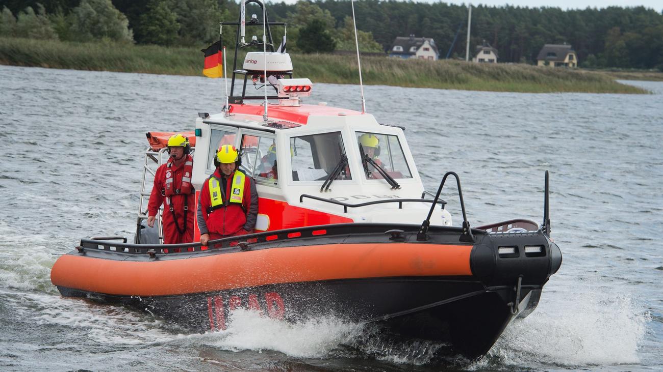Havarie im Bodden: Starke Böe wirft Jolle um – Einsatzkräfte retten Segler