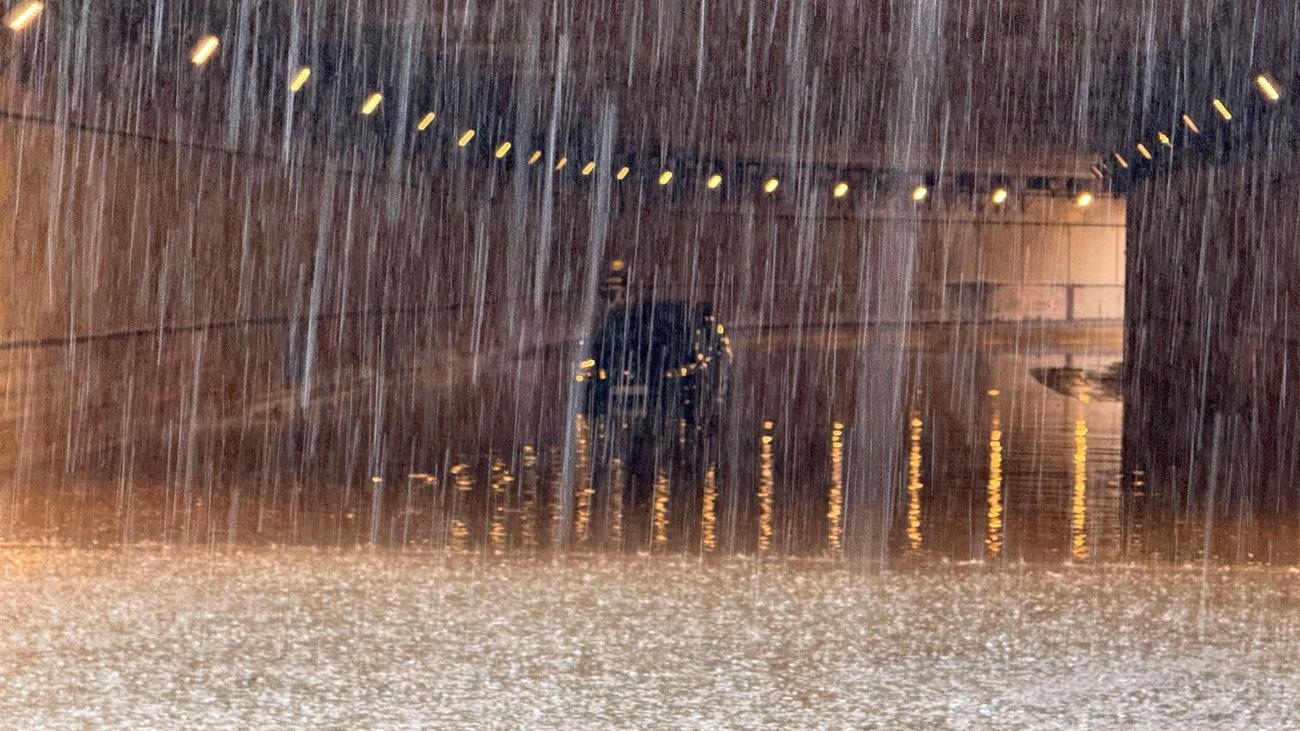 Wetterbedingte Unfälle: Unwetter über Bayern - Unterführung geflutet